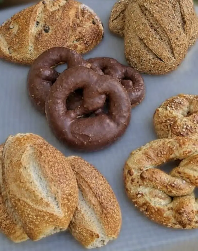 Panes de masa madre, pretzels con sal y brezel bañados en chocolate.