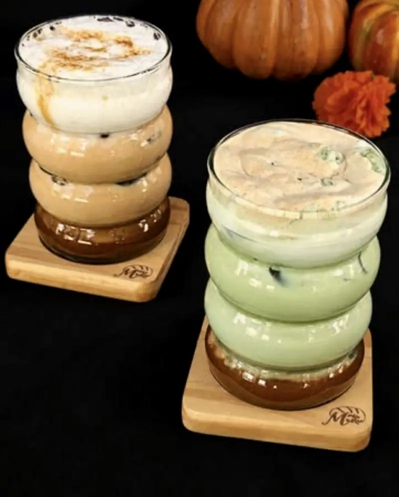 Pumpkin spice latte y pumpkin matcha junto a calabazas.